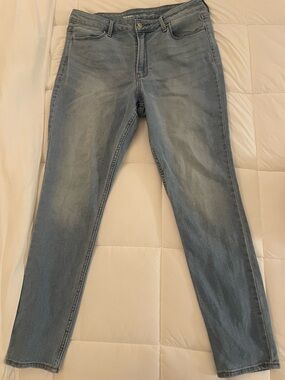 Old Navy Women’s Slim Jeans in Light Blue Wash